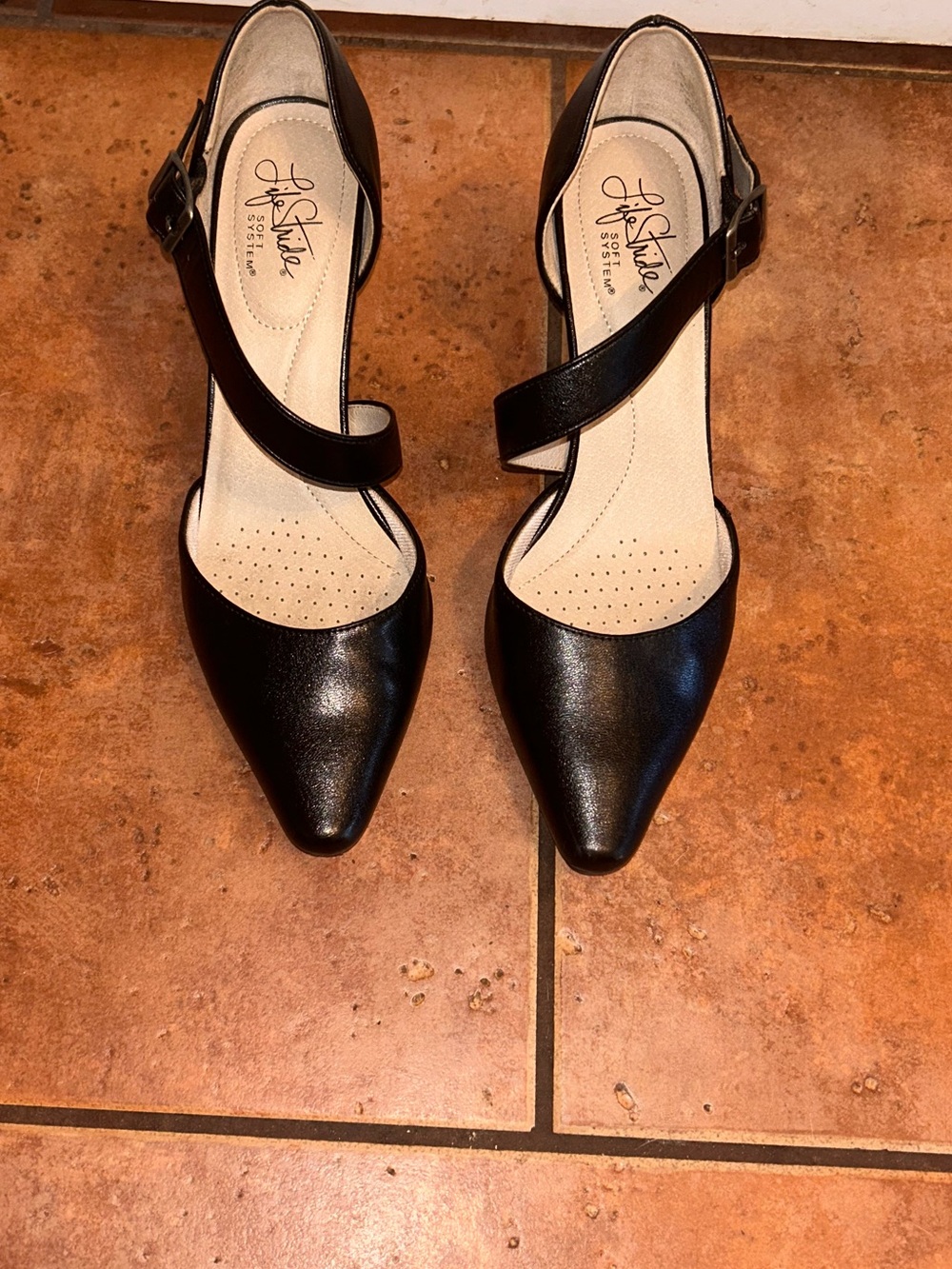 Comfortable Black 8.5 Pointed Toe Criss-Cross Strap Heels (Excellent Condition) - Picture 3 of 13